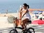 EGO Ana Lima Anda De Bicicleta Na Orla E Depois Se Refresca No Mar