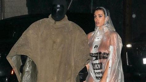 Esposa De Kanye West En Impermeable Y Desnuda Minuto