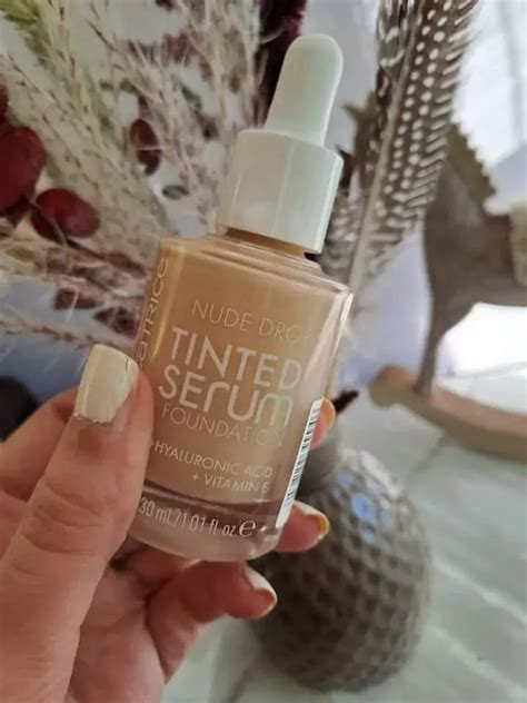 Catrice Nude Drop Tinted Serum foundation recenzija Kremašica