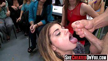 11 Esto es una locura Strippers chupadas y folladas en una orgía CFNM 12 XVIDEOS