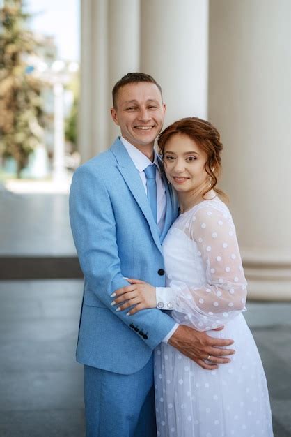 Novia Con Un Vestido De Novia Ligero Para El Novio Con Un Traje Azul