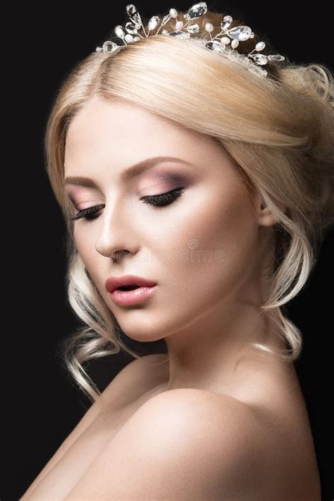 Belle Fille Blonde Dans L image D une Jeune Mariée Avec Un Diadème Dans Ses Cheveux Visage De