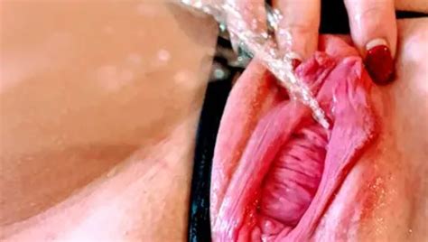 Caliente milf nicole masturbándose y meando xHamster