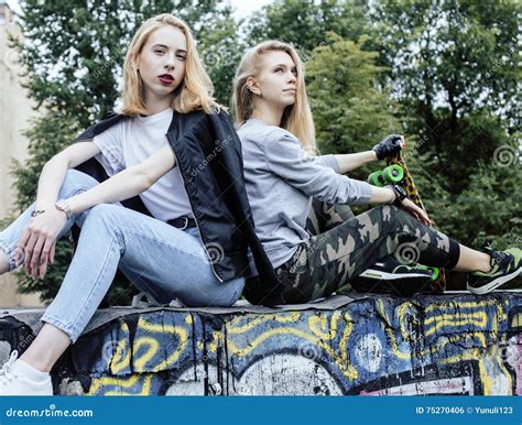 Twee Blonde Het Echte Tiener Hangen Uit Bij De Zomer Samen Beste Vrienden Het Concept Van