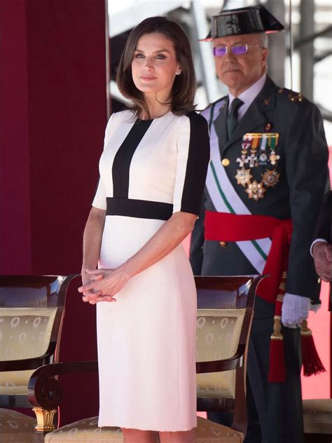 Descubrí el look de la semana de la reina Letizia blanco negro y nude el nuevo trío infalible