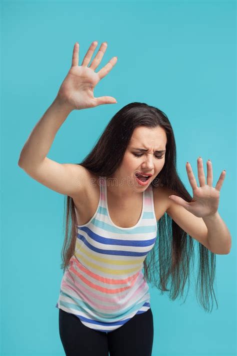 Mujer Brunette De Pelo Largo Vestida Con Camisa A Rayas Y Piernas
