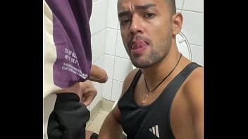 CHUPANDO A UN Vagabundo CON PICO ROSA EN EL BAÑO XVIDEOS