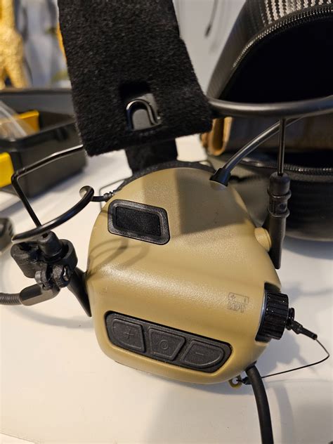 Earmor M32 Milpro Mark 3 Coyote met PTT - Airsoft Bazaar