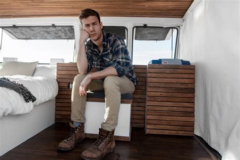 Anh chàng đẹp trai như hot boy biến xe van thành studio làm phim di động