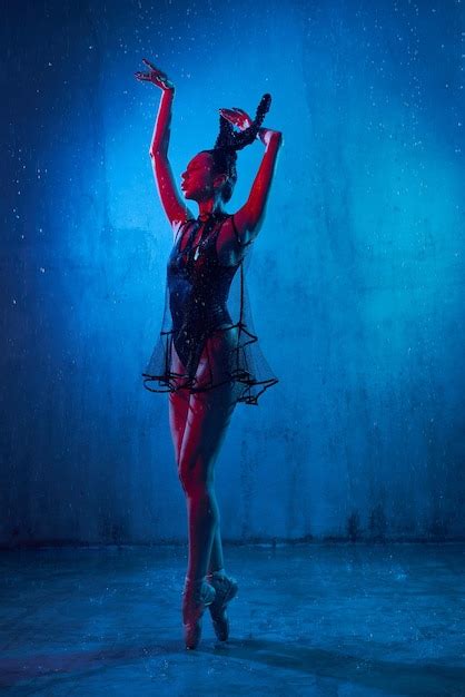 Ballerine Humide En Lingerie Sexy Qui Pose En Studio Photo Gratuite