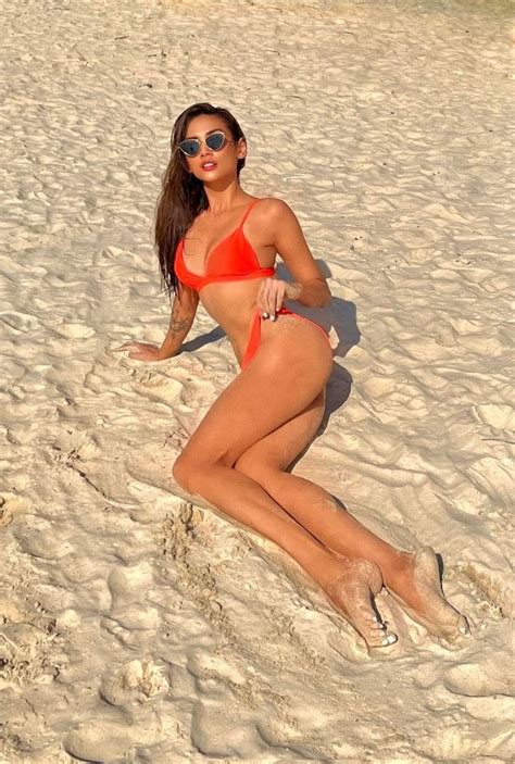 Võ Hoàng Yến diện bikini gợi cảm thả dáng cuốn hút trên bãi biển