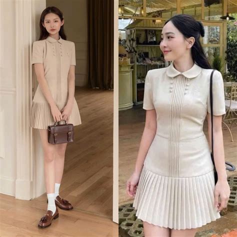 2 Màu Váy Cổ Sen Bẻ Tone Nude Thêu Nơ Dập Ly Ngực Đơm Cúc Bọc Tỉ Mỉ Phối Chân Xòe Xếp Ly Đều