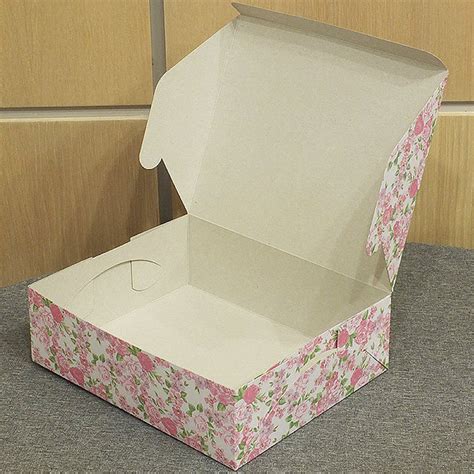 Коробка из цветного картона под пирожные