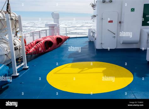 Un Navire De Croisi Re Antarctique La Glace Renforc E Gr Ce Pousser