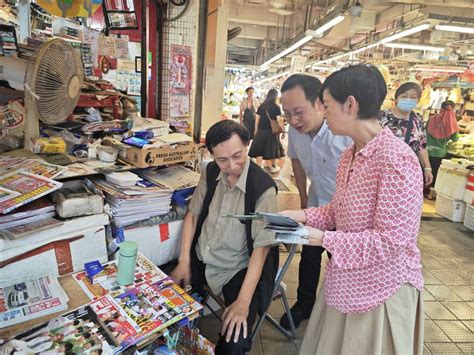 簡約公屋｜何永賢一連兩日夥劏房戶參觀樣板單位 到街市外派宣傳單張 星島日報