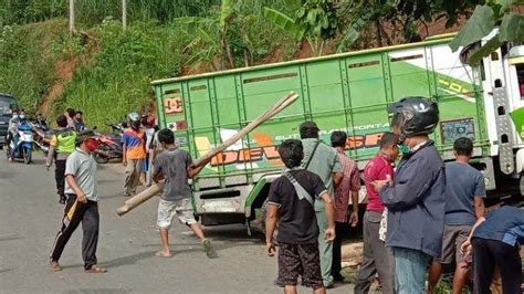 Antarkan Istri Pijat Truk Milik Warga Ponorogo Mundur Di Tanjakan