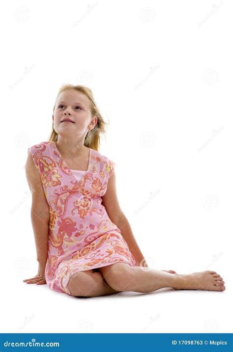 Fille Blonde S Asseyant Dans Le Studio Image Stock Image Of Caucasien Regarder