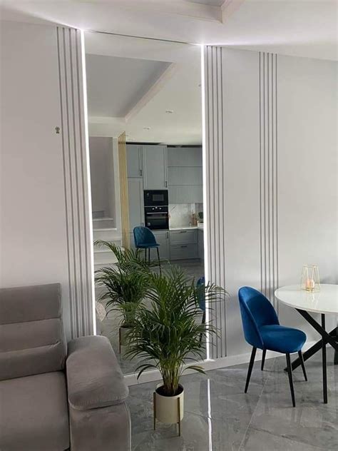 Зеркало с подсветкой и подсветкой в профиле.