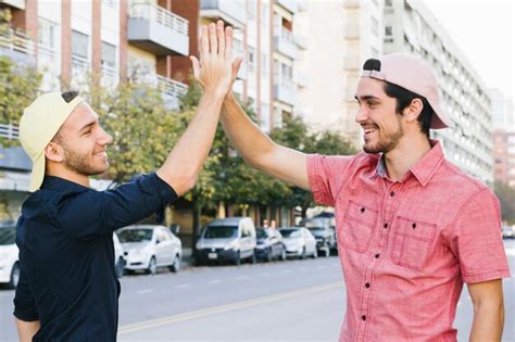 Casal gay feliz dando cinco Foto Grátis