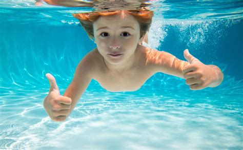 Zwembad De Watertuin Ontspannen Sporten En Leren Zwemmen