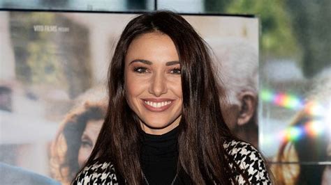 Pourquoi Montrer Ses Fesses Delphine Wespiser Partage Une Photo En Bikini Et Divise Les