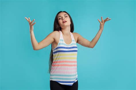Mujer Brunette De Pelo Largo Vestida Con Camisa A Rayas Y Piernas Negras Posando Sobre Fondo