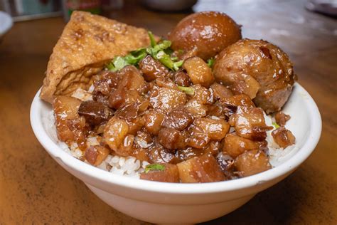 台南肉燥飯【蔡三毛豬血攤】中西區美食祀典武廟旁的肉燥飯老攤在地飄香30年肉燥飯可選擇肥瘦肉加不加香菜好貼心呀