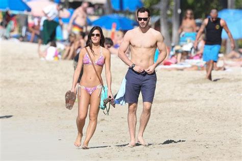 Pretty In Pink Bachelorette Star Desiree Hartsock Strips Down To A Tiny Bikini On Hawaii