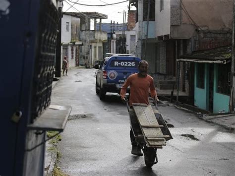 Jornal Correio Ap S Tiroteios Pol Cia Militar Ocupa Val Ria Por