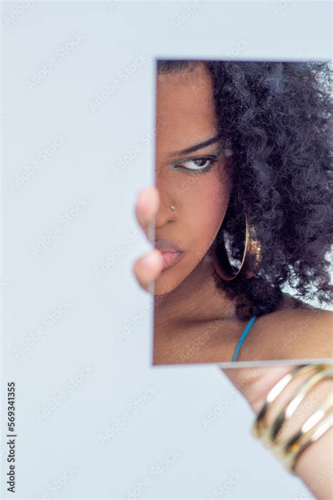 Foto De Mujer Joven Latina Con El Pelo Rizado Y Un Vestido De Tirantes