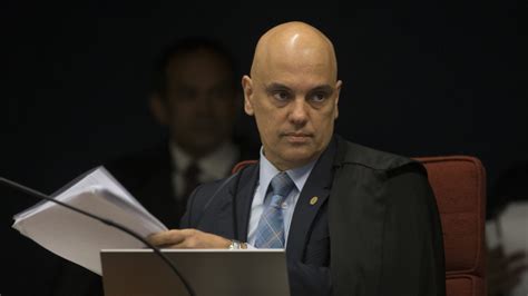 Moraes mantém prisão de homem que ameaçou ministros do STF