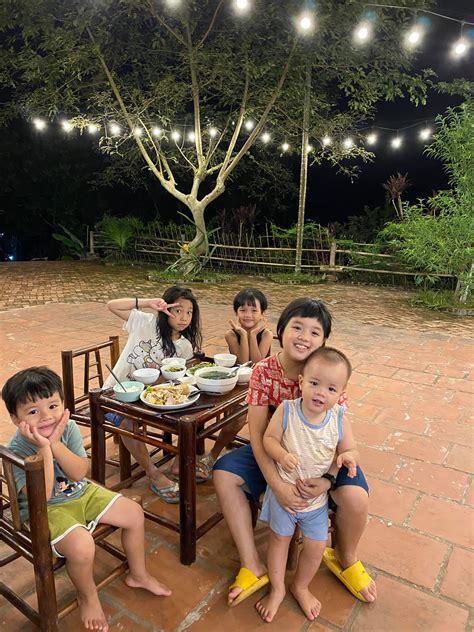 Cuối tuần của hội hot mom Con trai Hằng Túi nhường chăn gối cho em trai nuôi Huyền Baby mừng