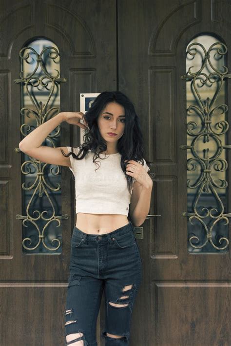 Junger Brunette Mit Dem Gelockten Haar Stockfoto Bild Von Recht Neap