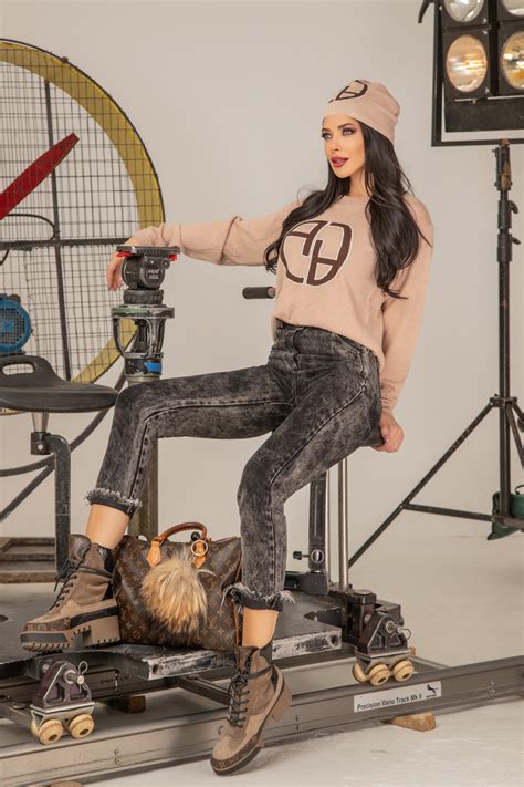 Alessa лого пуловер от плетиво nude Alessa