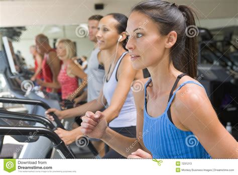 Mujer Que Se Ejecuta En La Rueda De Ardilla En La Gimnasia Imagen De