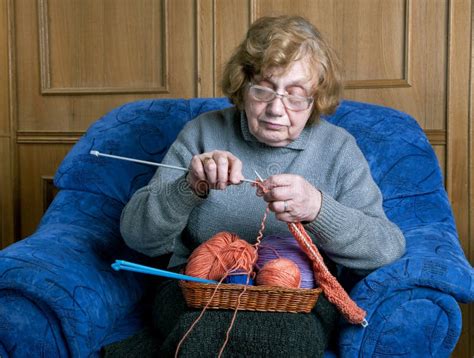 Knits бабушки стоковое фото. изображение насчитывающей мать - 42025916