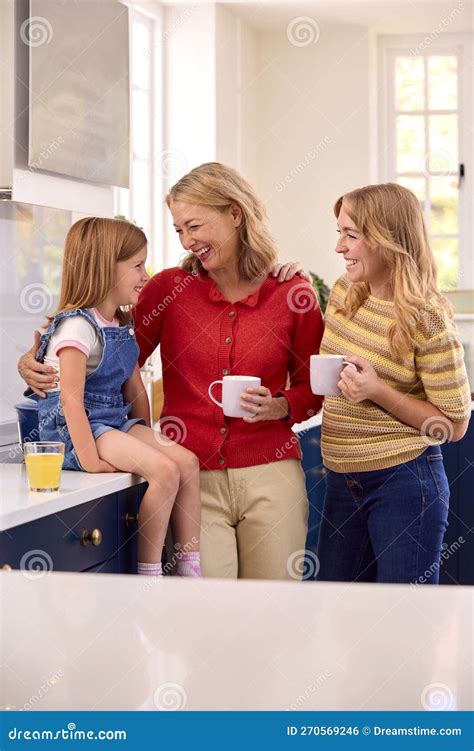 La Stessa Famiglia Sessuale Con Due Mamme Mature E Una Figlia Sedute In Cucina Che Parlano