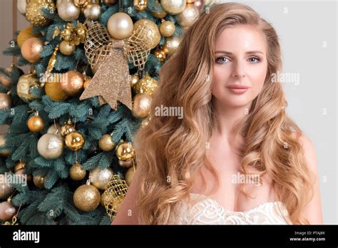 Femme heureuse sur fond d arbre de Noël d or décorée Blonde girl de luxe Joyeux Noël et Bonne