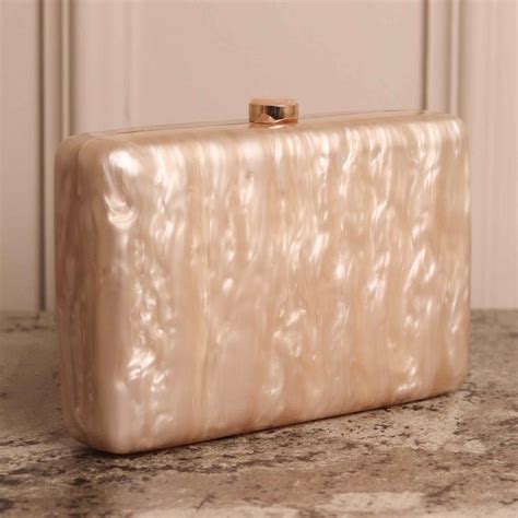 CLUTCH NUDE CLARA ACRÍLICO IMITAÇÃO MADREPEROLA FORMATO RETANGULAR Milene Jóias