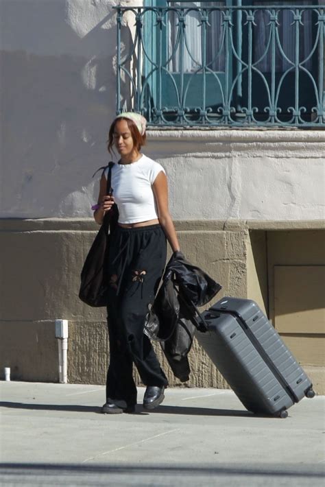 Malia Obama - Los Angeles Airport 11/18/2023 • CelebMafia