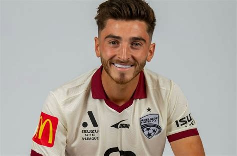 Jogador de futebol gay da Austrália diz receber múltiplas ameaças de morte todos os dias Pheeno