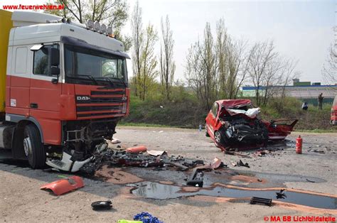 BF Wien Frontalzusammenstoß mit LKW