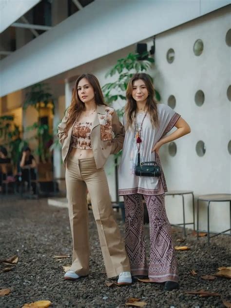 Tetap Hot Di Usia Tahun Ini Potret Wulan Guritno Pamer Perut Rata Entertainment Fimela