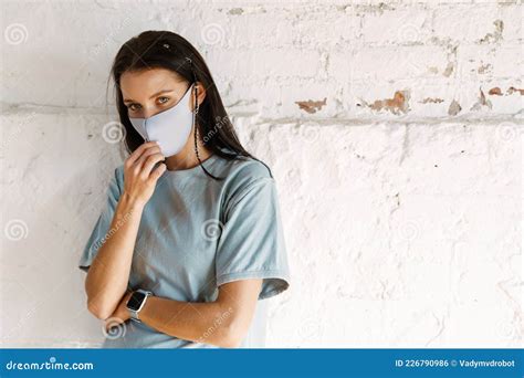Jeune Brunette Femme Blanche Portant Protection Photo Stock Image Du Jour Quarantaine