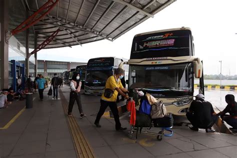 Jelang Mudik Puluhan Bus Akap Di Terminal Pulo Gebang Tak Layak Jalan