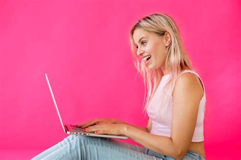 Influence Blonde Utilisant Un Ordinateur Portable Photo Gratuite