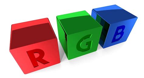 Красные зеленые и синие кубики на белом фоне | Премиум Фото