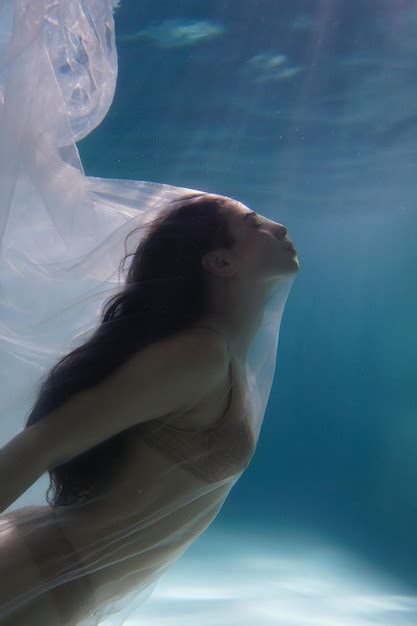 Mujer Nadando En La Piscina Foto Premium