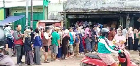 Warga Di Lebak Rela Antre Berdesakan Demi Minyak Goreng Rp Ribu