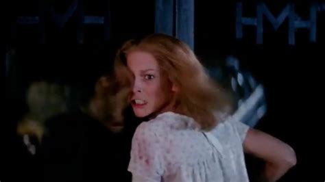 Halloween 2 1981 Laurie Runs From Michael Parking Lot Scene Youtube